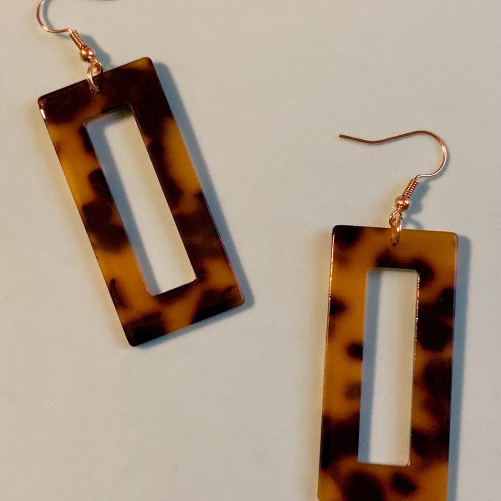 NWOT Lightweight and Fashionable Tortoise shell earrings